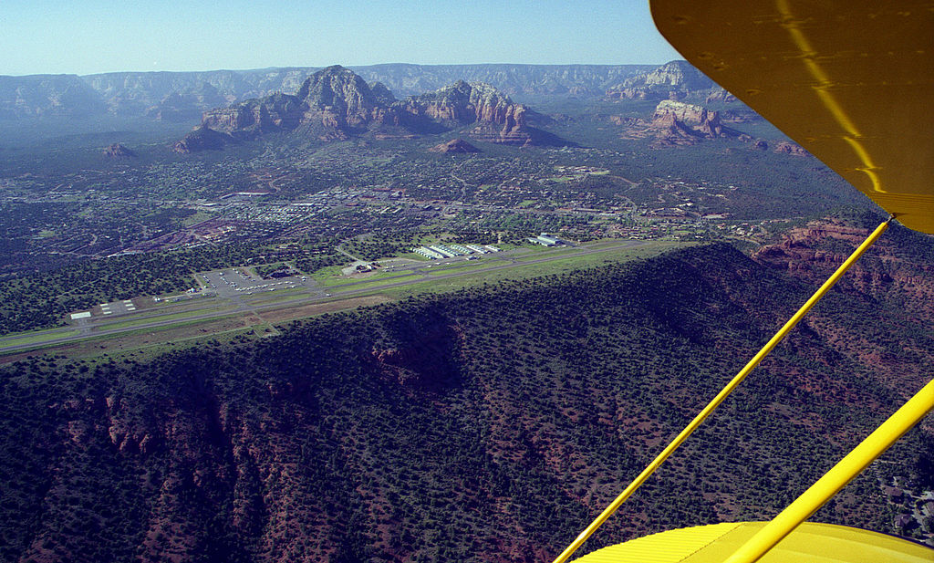 View from the south of Sedona Airport, Arizona, where the airport sits on top of a Mesa rock formation [Source: wikicommons. Author: exfordy, May 1998]