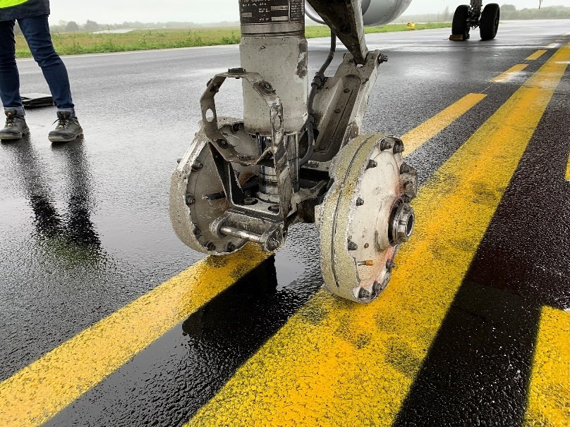 B738-Nantes-2022-ruptured-wheels
