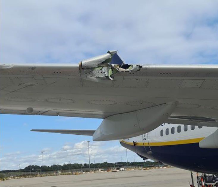 B738-vehicle-Stansted-2023-wing-damage