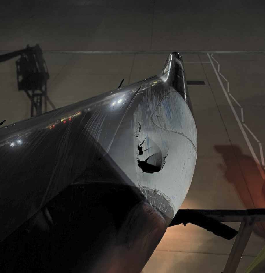 B773 B752 LHR 2022 777 wingtip dmg 2.jpg