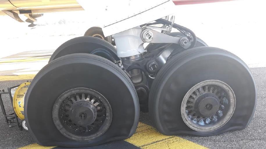 B788-vic-Rome-2019-deflated-LMG-tyres